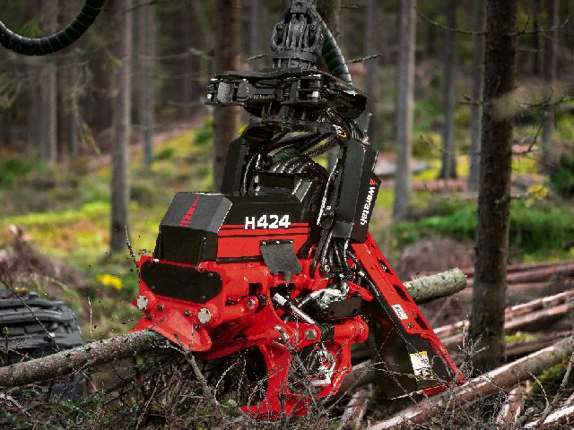H424 harvester head - profile view